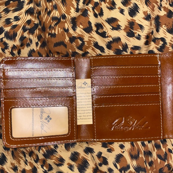 patricia nash reiti tan bifold wallet - Picture 5 of 9